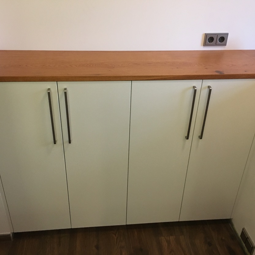 Badezimmerschrank nach Maß mit Holzoberfläche und weißen Türen