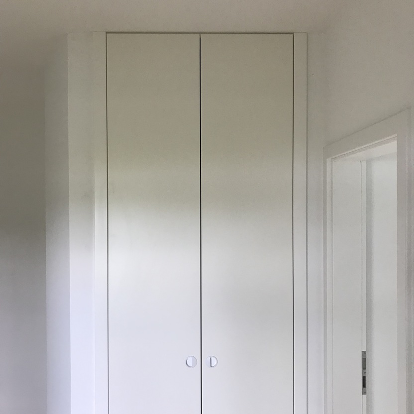 Deckenhoher Garderobenschrank nach Maß mit weißen Türen