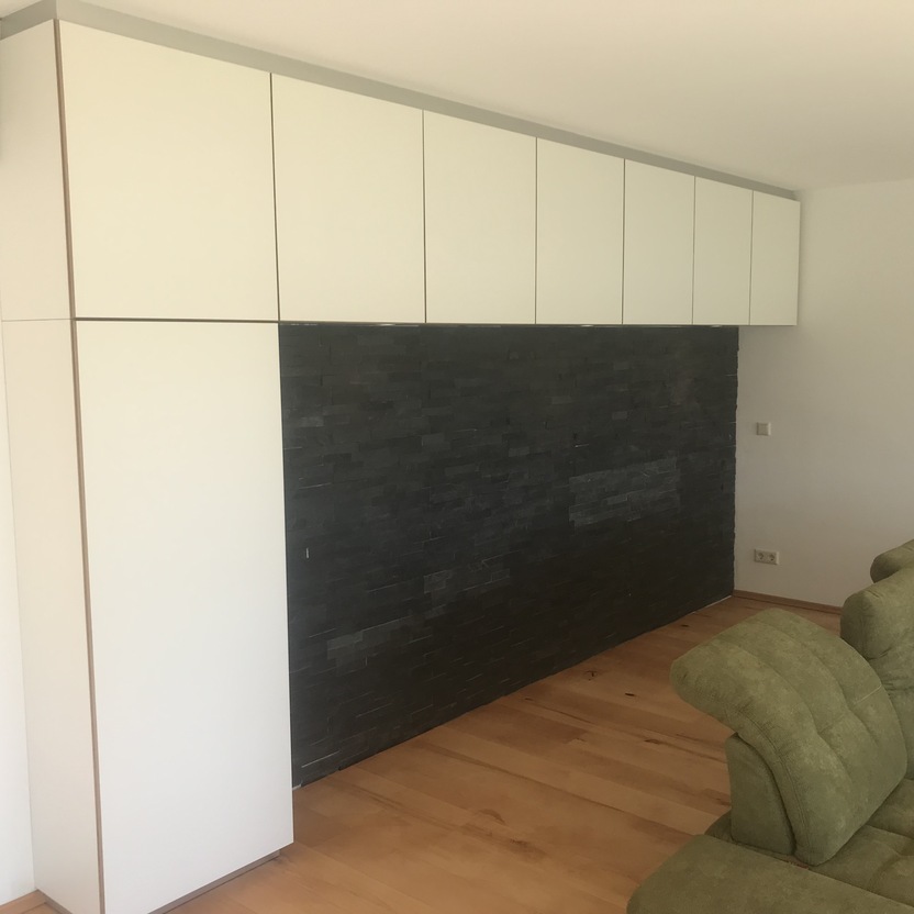 Wohnzimmerschrank nach Maß mit weißen Fronten und Aussparung