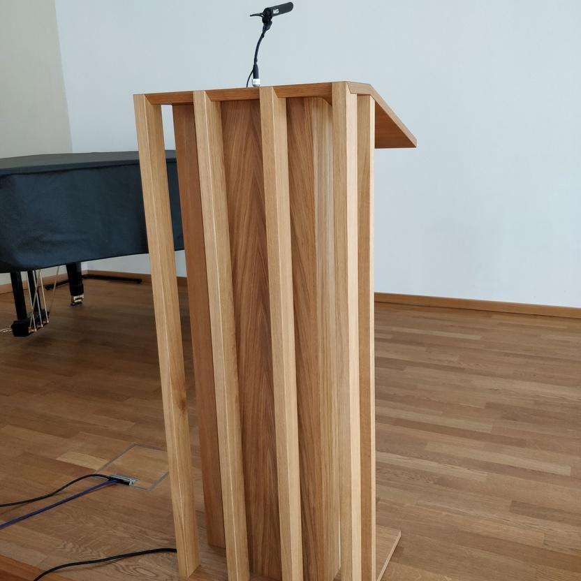Maßgeschneidertes Redepult aus Holz Maßgeschneidertes Redepult aus Holz auf Bühne