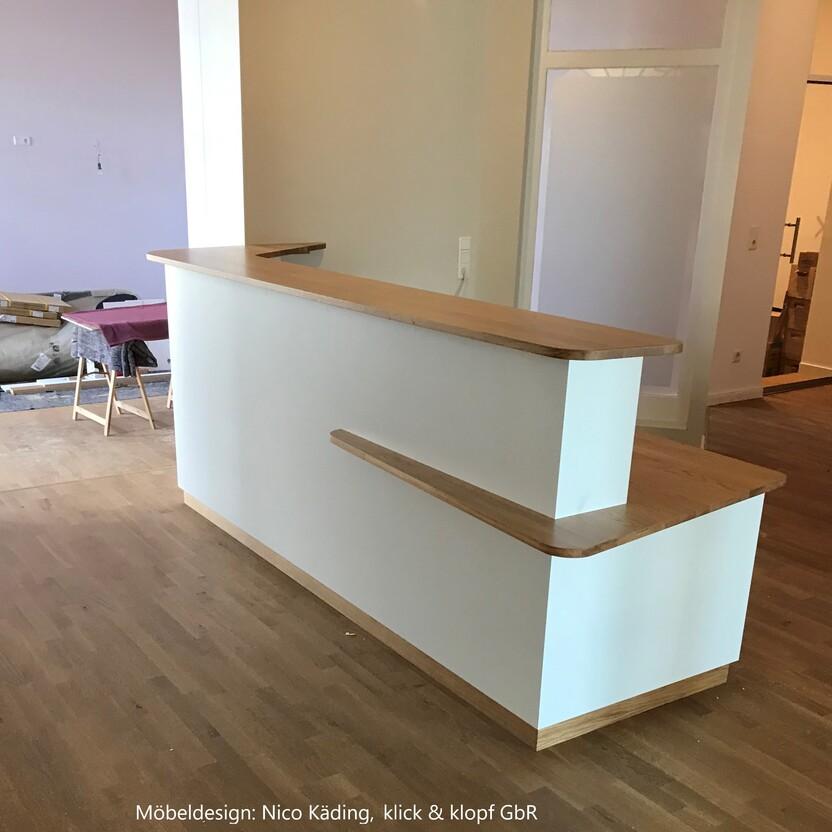 Tresen nach Maß Tresen nach Maß in Empfangsraum mit Holzoberfläche und weißem Körper