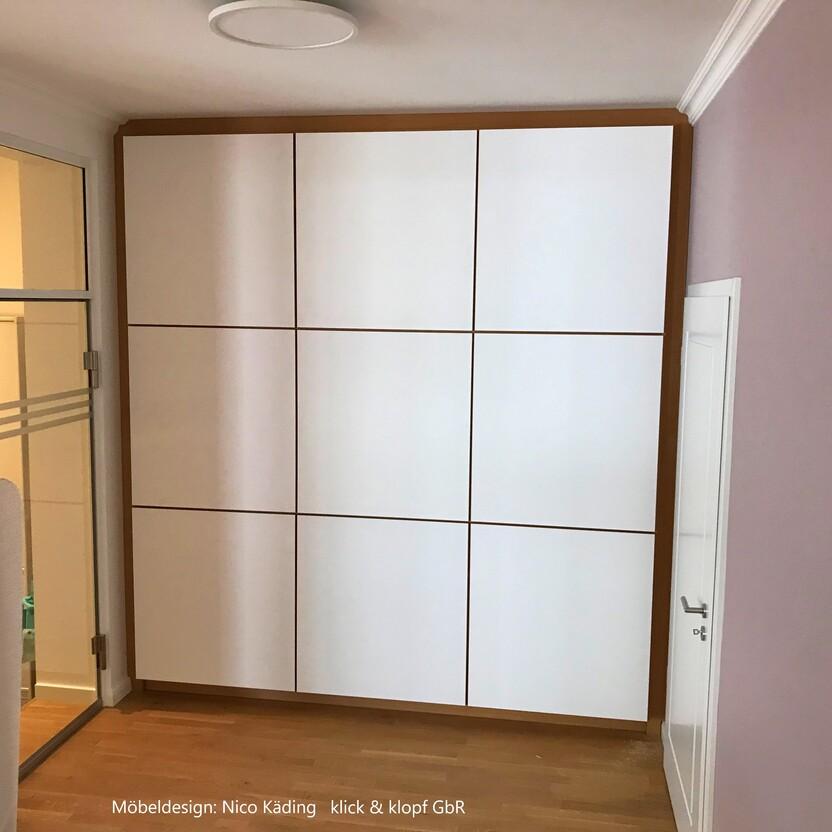 Aktenschrank nach Maß Aktenschrank nach Maß mit Holzkörper und weißen Fronten