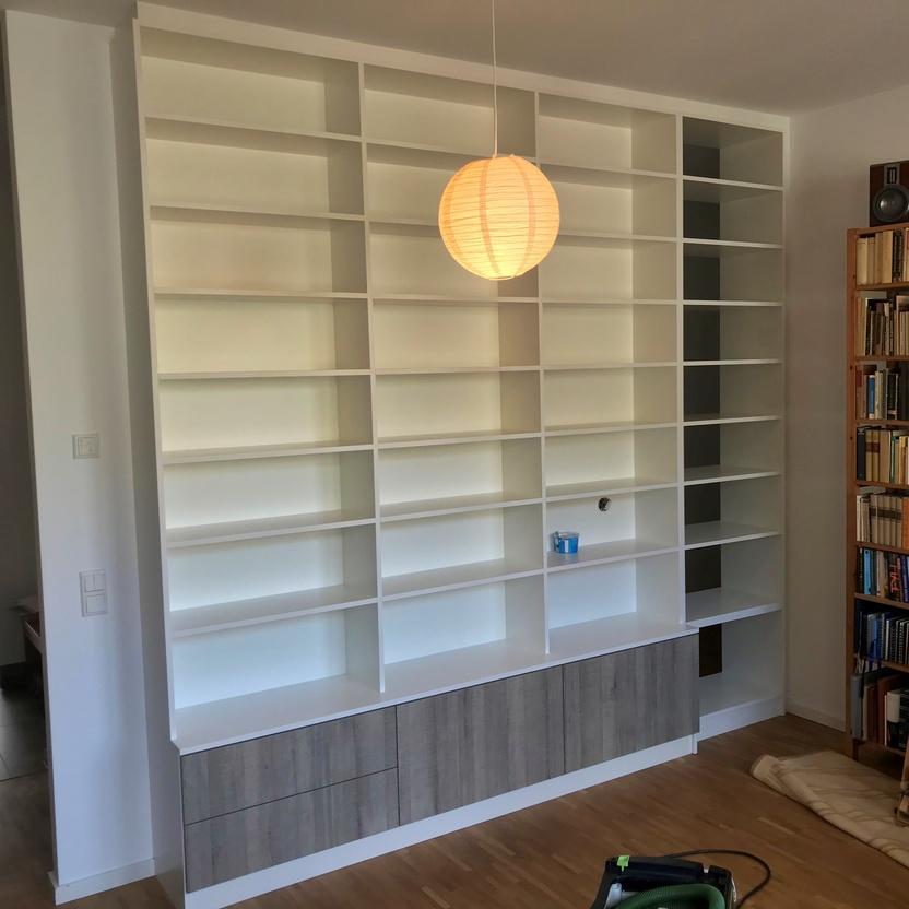 Weißes Bücherregal nach Maß Weißes Bücherregal nach Maß aus Holz