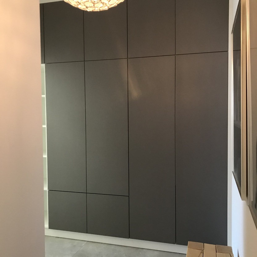 Einbauschrank mit grauen Fronten in Hauseingang
