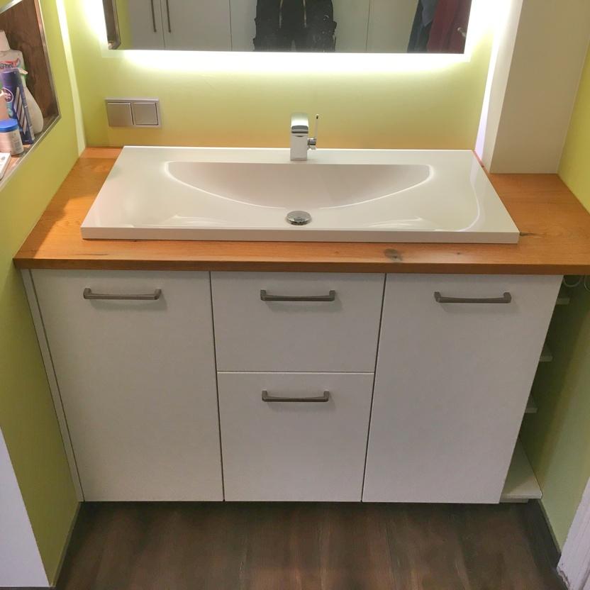 Waschbeckenunterschrank nach Maß Weiße Kommode nach Maß mit Holzablage und weißen Fronten