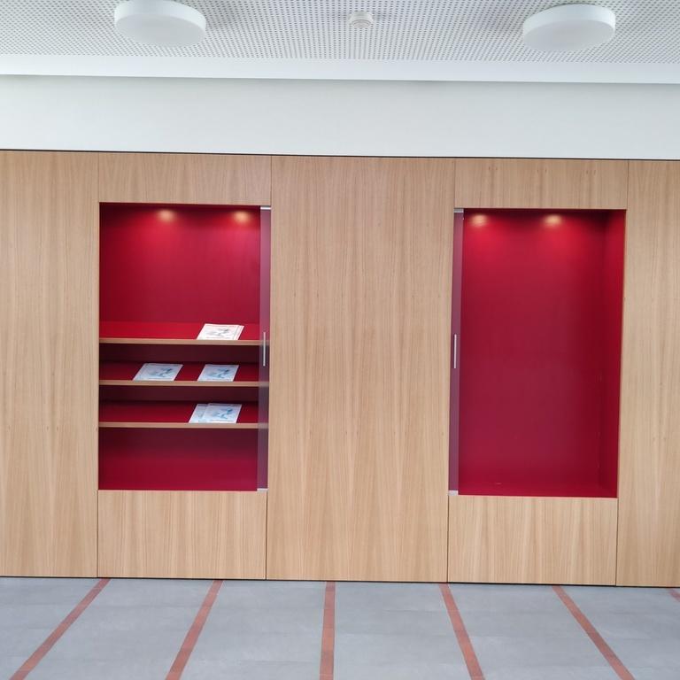 Ausstellungswand mit beleuchteten Flächen Ausstellungswand aus Holz mit roten beleuchteten Flächen