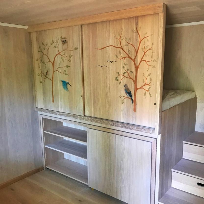 Echtholzmöbel nach Maß Echtholzmöbel nach Maß mit verzierten Fronten