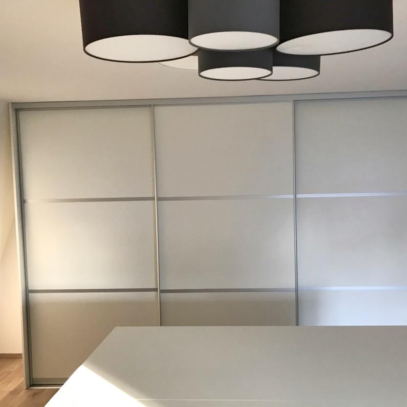 Kleiderschrank mit Schiebetüren Kleiderschrank mit Schiebetüren in weiß