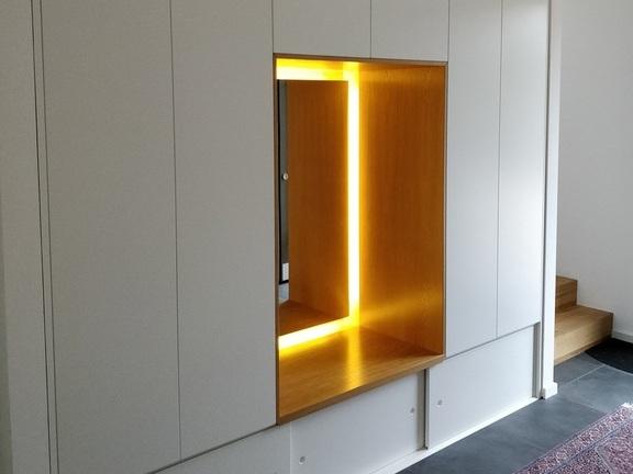 Garderobe nach Maß mit Aussparung Garderobe nach Maß mit hellen Fronten und beleuchteter Aussparung