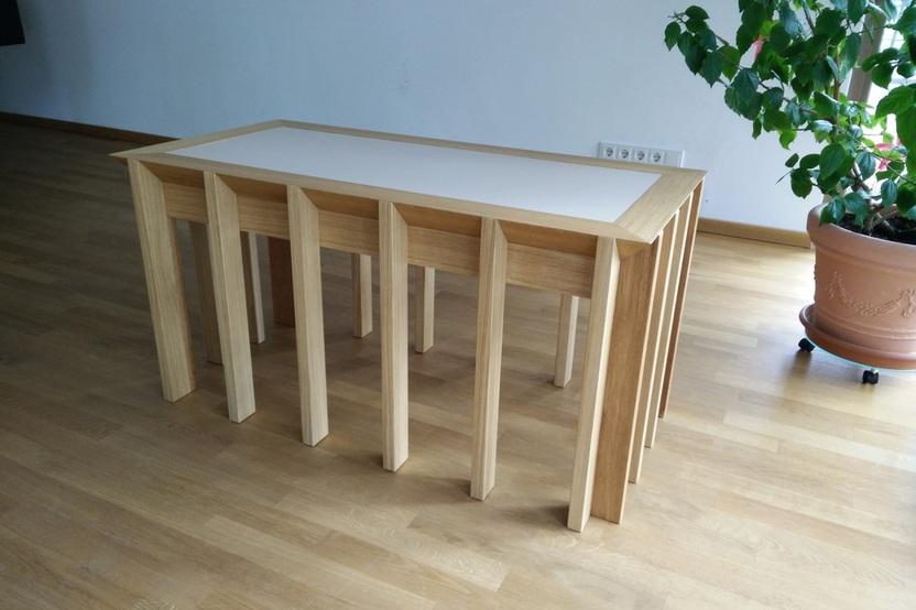 Altartisch nach Maß aus hellem Holz und mit weißer Tischfläche