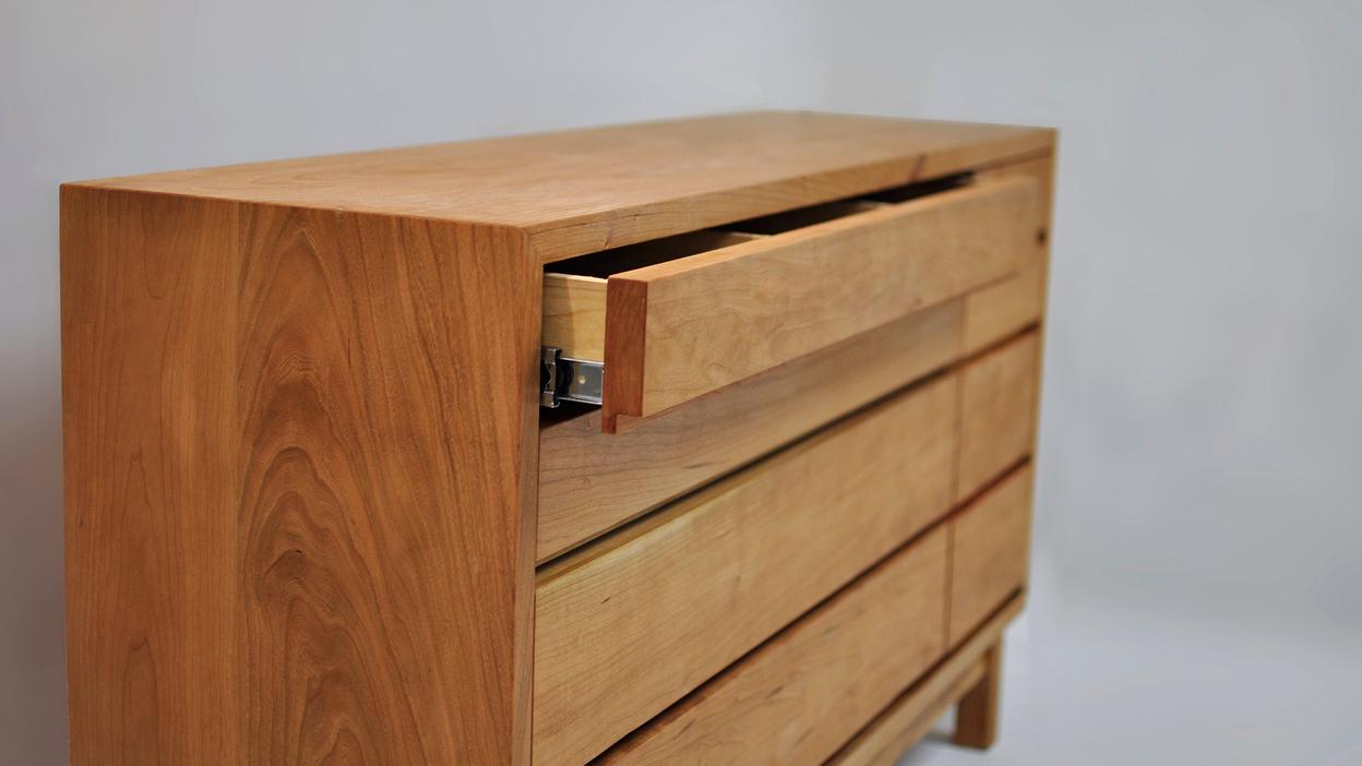 Kommode aus Holz mit Schubladen