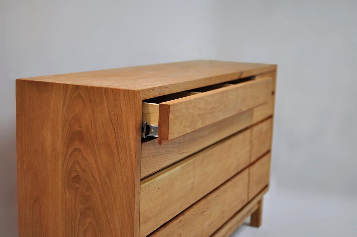 Kommode aus Holz mit Schubladen