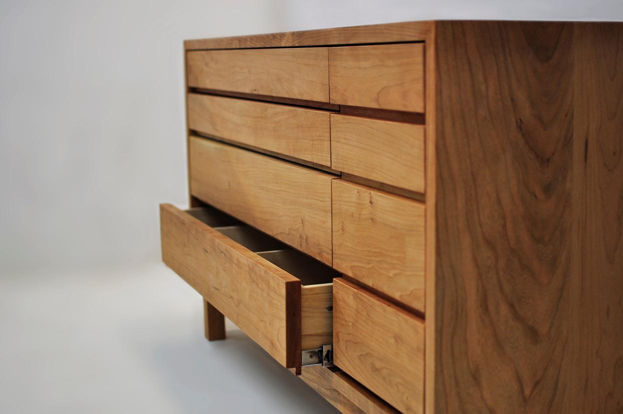 Kommode nach Maß aus Holz mit offener Schublade