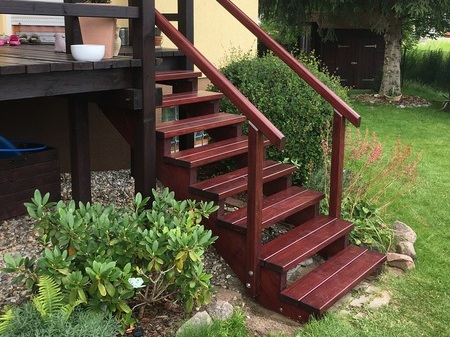 Holztreppe nach Maß in Garten