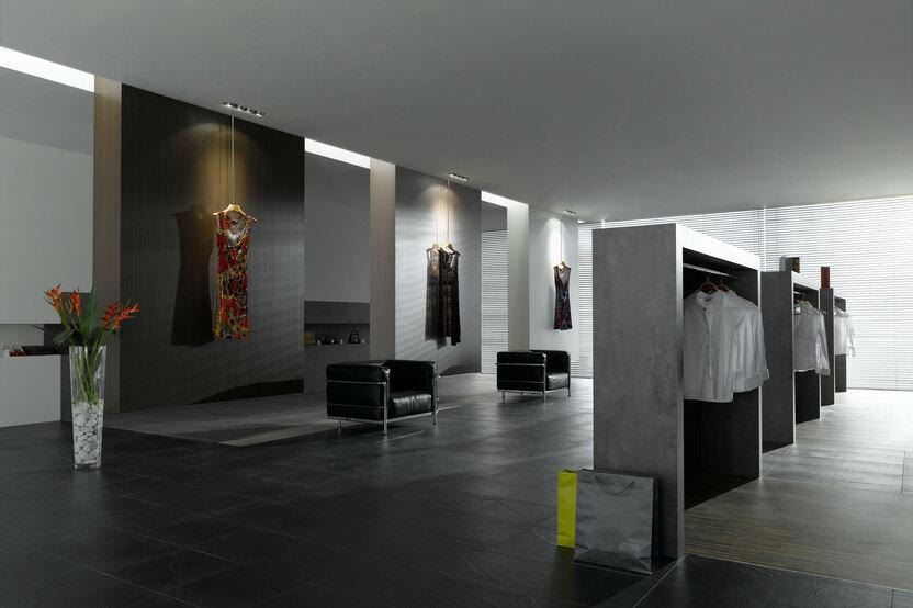 Impressionen eines hochwertigen Bekleidungsladens mit Weitläufigkeit und Einrichtung in Betonoptik