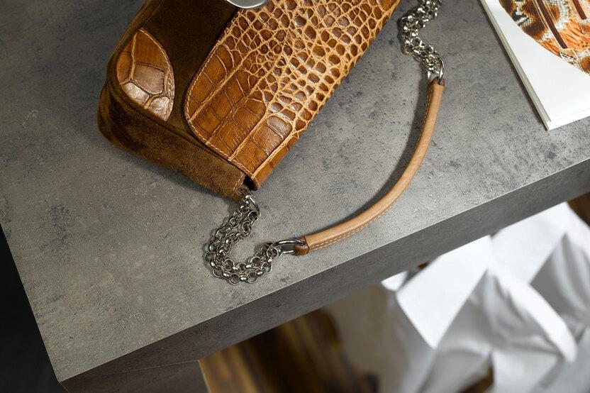 Detailaufnahme einer Laden-Ausstellungsecke mit einer Tierimitat-Handtasche von oben.