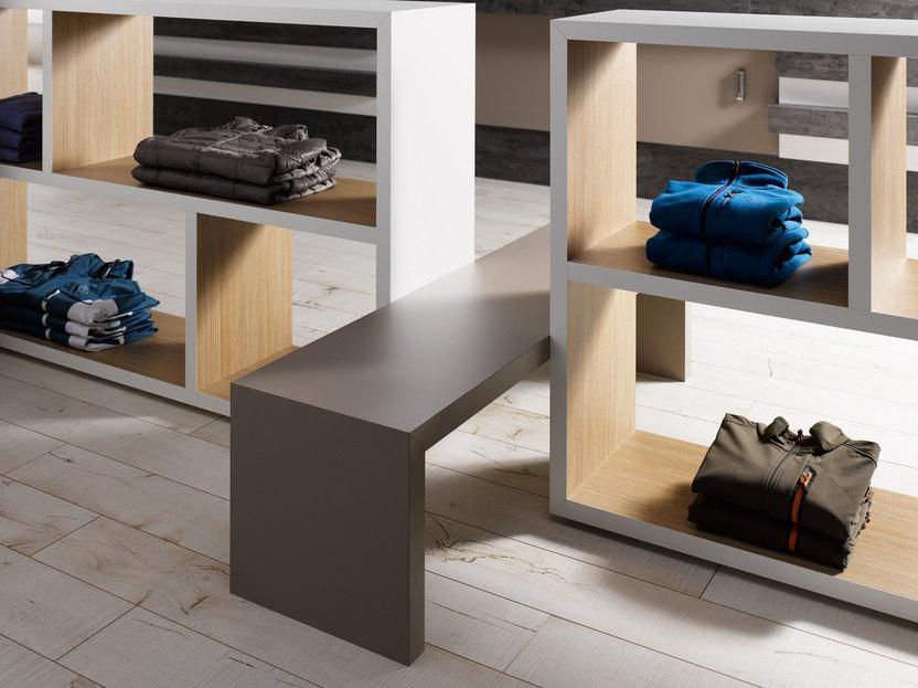 Detailaufnahme eines offenen Regalsystems für Ladenbau Detailaufnahme eines offenen Regalsystems für Ladenbau mit heller und dunkler Oberfläche