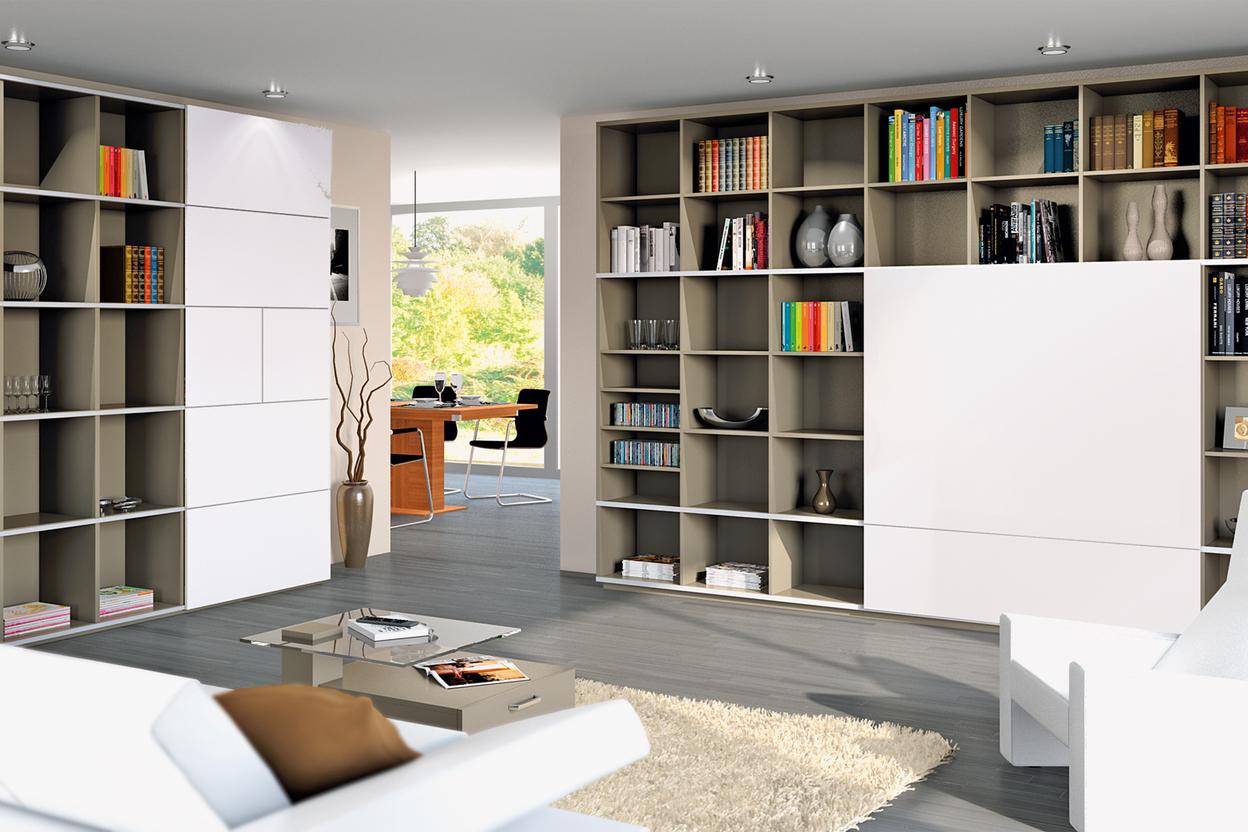 Wohnraumimpression mit Einbauregalen Wohnraumimpression mit Einbauregalen und weißen Schranktüren in Kombination mit weißem Sofa