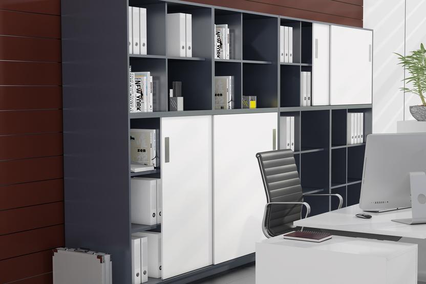 Büroimpressionen mit Fokus auf offenes Regalsystem Büroimpressionen mit Fokus auf dunkles offenes Regalsystem in Kombination mit weißen Schiebetüren