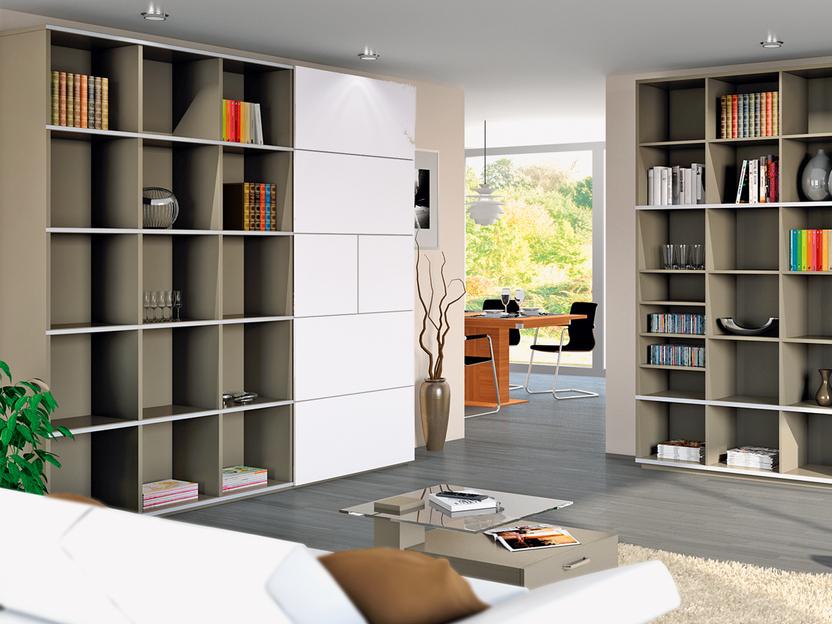 Wohnraumimpression mit Einbauregalen Wohnraumimpression mit Einbauregalen und weißen Schranktüren in Kombination mit weißem Sofa