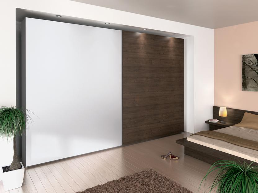 Schlafzimmerimpression mit Einbauschiebetürenschrank Schlafzimmerimpression mit Einbauschiebetürenschrank in weißer und dunkler Lackierung kombiniert.