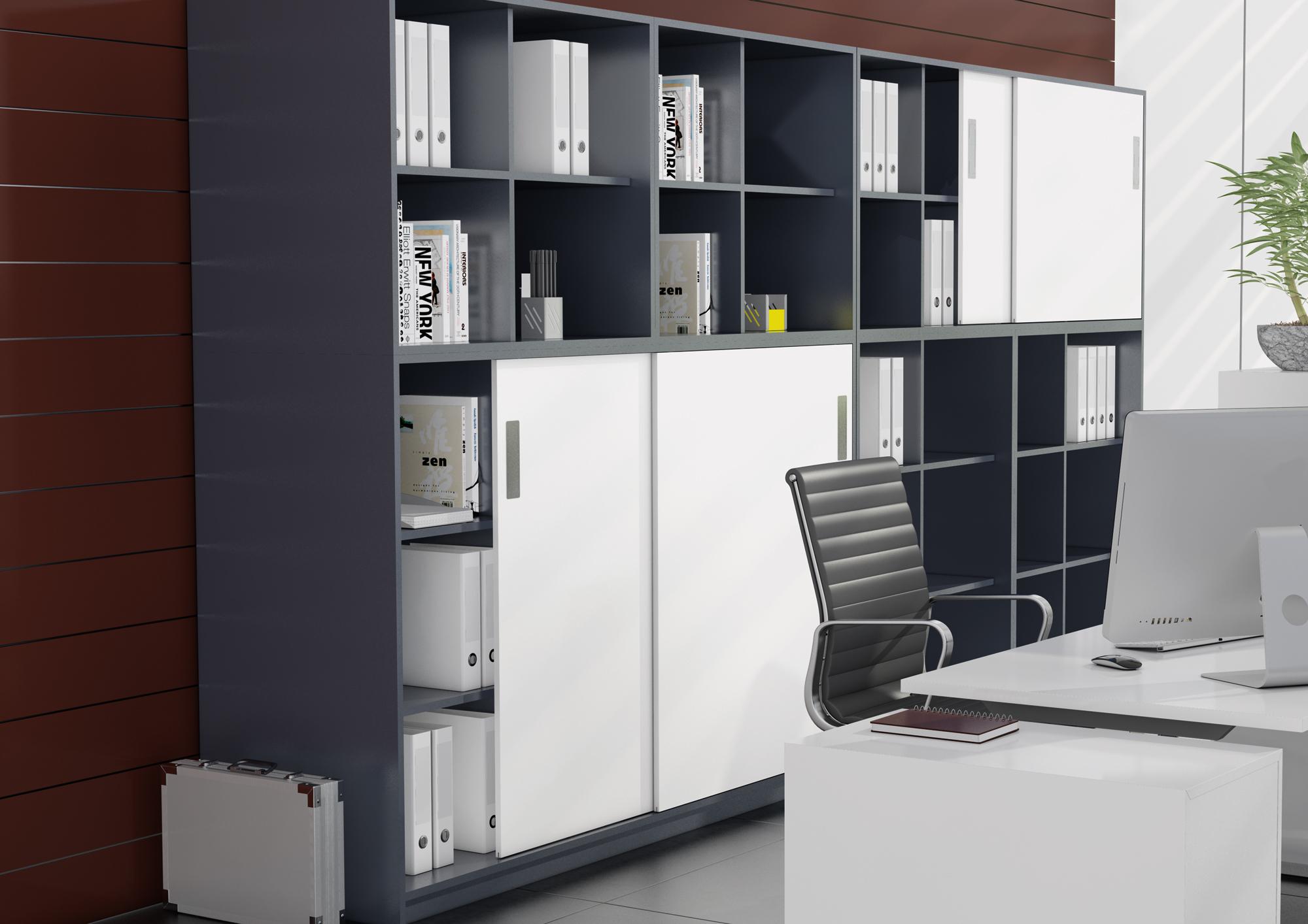 Büroimpressionen mit Fokus auf offenes Regalsystem Büroimpressionen mit Fokus auf dunkles offenes Regalsystem in Kombination mit weißen Schiebetüren