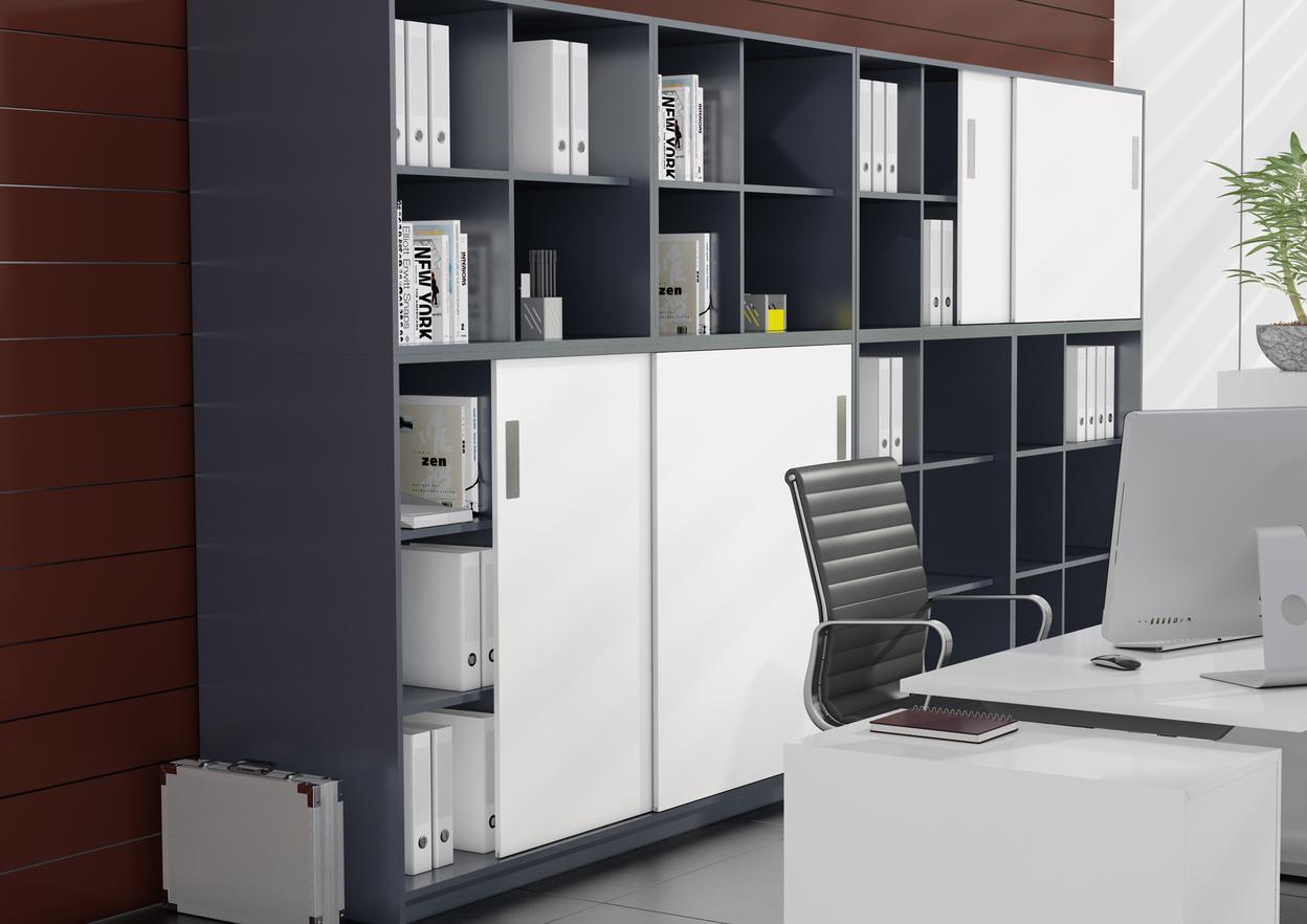 Büroimpressionen mit Fokus auf offenes Regalsystem Büroimpressionen mit Fokus auf dunkles offenes Regalsystem in Kombination mit weißen Schiebetüren